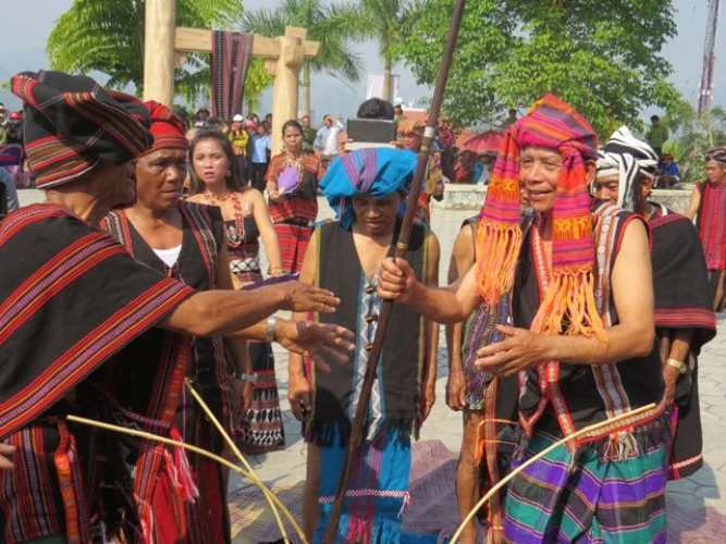 Lần đầu tiên lễ hội A Riêu Car không có nghi lễ đâm trâu ảnh 8