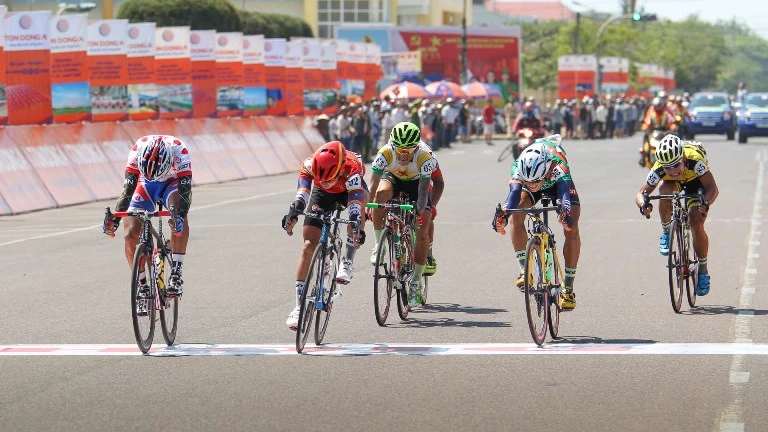 Huỳnh Thanh Tùng ‘xé’ áo vàng ở chặng đua bị rút ngắn lộ trình ảnh 4