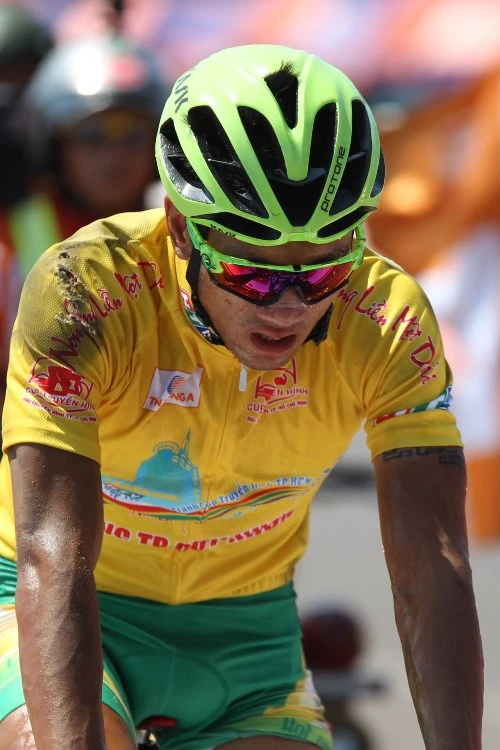 Huỳnh Thanh Tùng ‘xé’ áo vàng ở chặng đua bị rút ngắn lộ trình ảnh 6