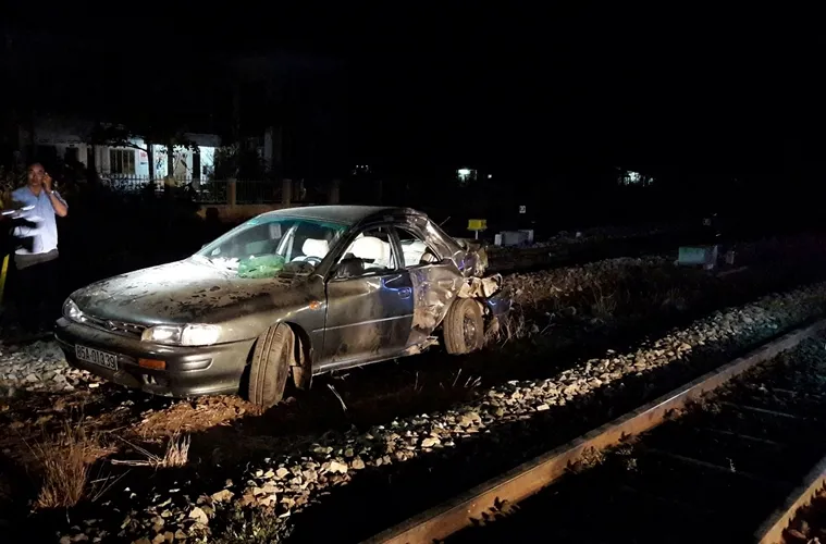 Tàu hỏa tông ô tô, cả gia đình đi viếng đám tang gặp nạn ảnh 1 Tàu hỏa tông ô tô, cả gia đình đi viếng đám tang gặp nạn ảnh 1