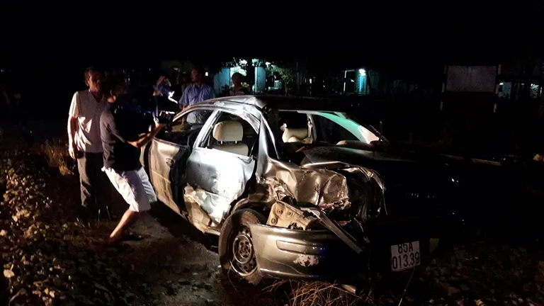 Tàu hỏa tông ô tô, cả gia đình đi viếng đám tang gặp nạn ảnh 2 Tàu hỏa tông ô tô, cả gia đình đi viếng đám tang gặp nạn ảnh 2