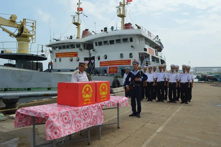 Đón tổ bầu cử trên biển mang thùng phiếu về đất liền ảnh 3 Đón tổ bầu cử trên biển mang thùng phiếu về đất liền ảnh 3