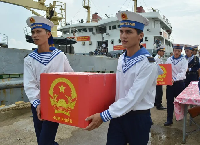 Đón tổ bầu cử trên biển mang thùng phiếu về đất liền ảnh 2 Đón tổ bầu cử trên biển mang thùng phiếu về đất liền ảnh 2