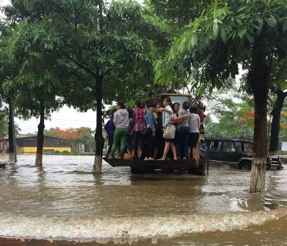 Độc nhất vô nhị: Người Hà Nội đi làm bằng xe ủi do mưa ngập ảnh 1 Độc nhất vô nhị: Người Hà Nội đi làm bằng xe ủi do mưa ngập ảnh 1