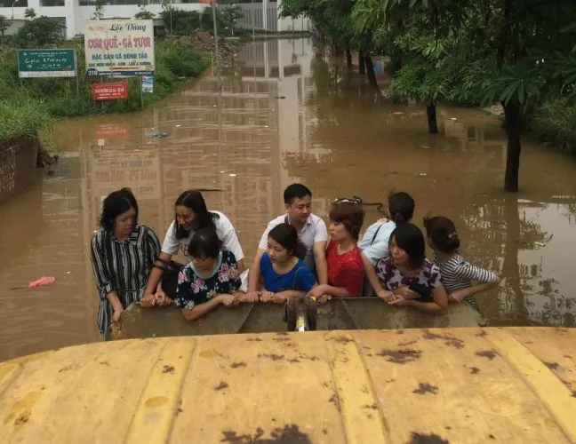 Độc nhất vô nhị: Người Hà Nội đi làm bằng xe ủi do mưa ngập ảnh 3 Độc nhất vô nhị: Người Hà Nội đi làm bằng xe ủi do mưa ngập ảnh 3