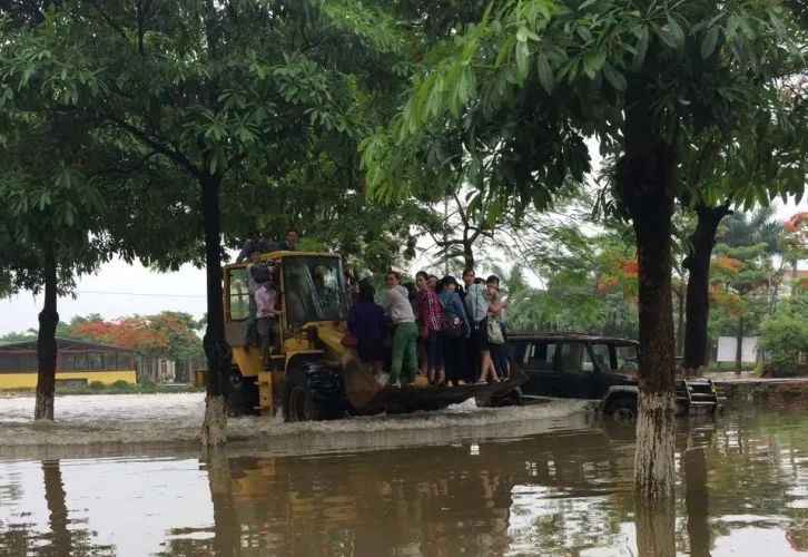 Độc nhất vô nhị: Người Hà Nội đi làm bằng xe ủi do mưa ngập ảnh 2 Độc nhất vô nhị: Người Hà Nội đi làm bằng xe ủi do mưa ngập ảnh 2