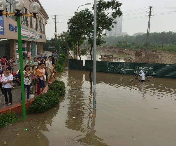 Độc nhất vô nhị: Người Hà Nội đi làm bằng xe ủi do mưa ngập ảnh 5 Độc nhất vô nhị: Người Hà Nội đi làm bằng xe ủi do mưa ngập ảnh 5