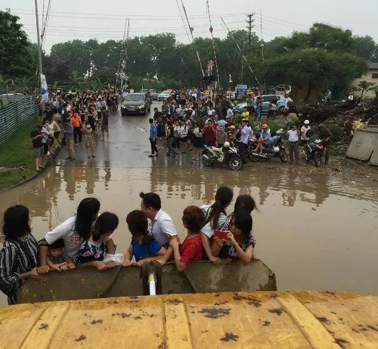 Độc nhất vô nhị: Người Hà Nội đi làm bằng xe ủi do mưa ngập ảnh 4 Độc nhất vô nhị: Người Hà Nội đi làm bằng xe ủi do mưa ngập ảnh 4