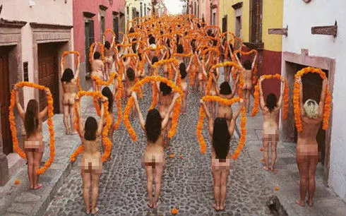 1.500 phụ nữ khỏa thân phản đối Donald Trump ảnh 2 1.500 phụ nữ khỏa thân phản đối Donald Trump ảnh 2