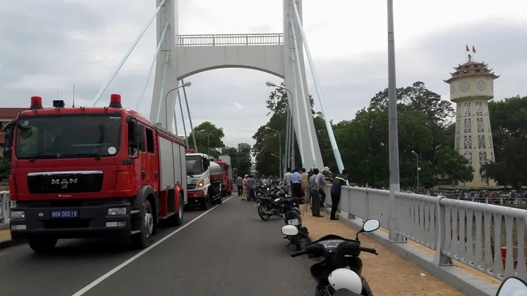 Xem giải cứu tàu bị mắc kẹt dưới cầu