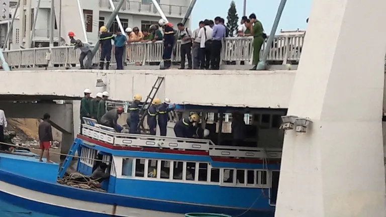 Nước sông Cà Ty đang lên cao gây khó khăn cho việc giải cứu tàu