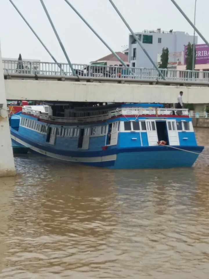 Đã cắt nóc cabin rất nhiều nhưng vẫn không thể kéo tàu ra được