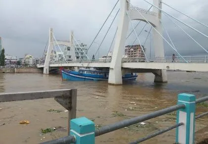 Trời âm u do mưa lớn ở thượng nguồn