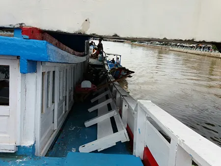 cận cảnh con tàu bị mắc kẹt