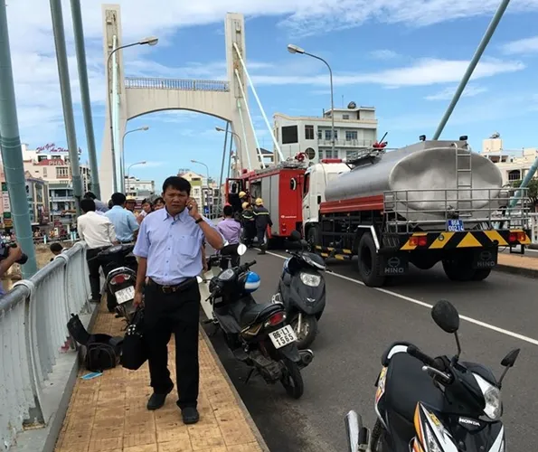 Hàng chục cán bộ chiến sĩ cảnh sát PCCC, lực lượng biên phòng đang tích cực dùng mọi biện pháp để cứu hộ tàu, bảo vệ cầu.