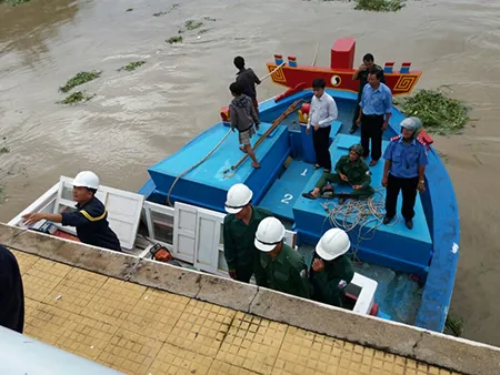 hiện trường vụ giải cứu con tàu bị mắc kẹt