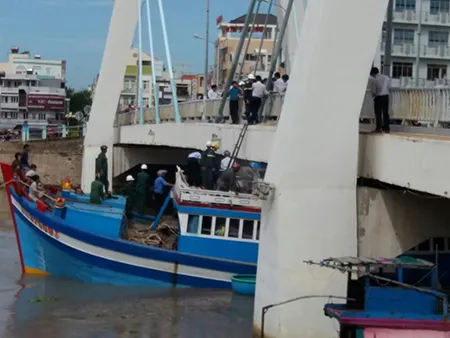 hiện trường vụ giải cứu con tàu bị mắc kẹt