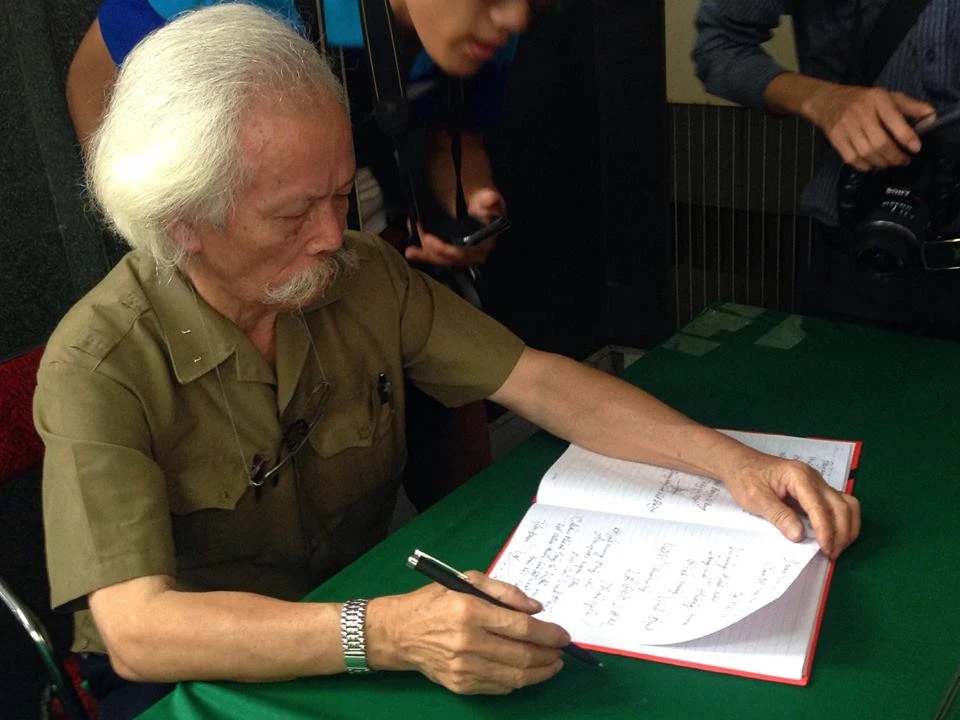 Cụ Nguyễn Văn Tuấn ghi sổ tang