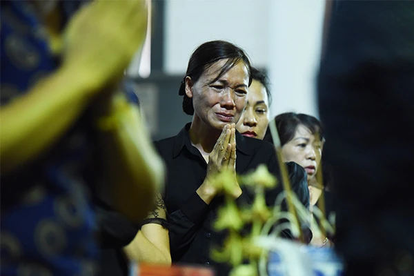 Một người dân không cầm được nước mắt. 