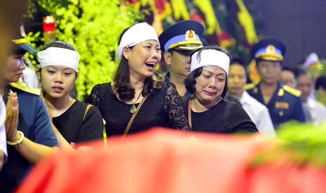 Người thân 9 quân nhân khóc nức nở cuối lễ viếng