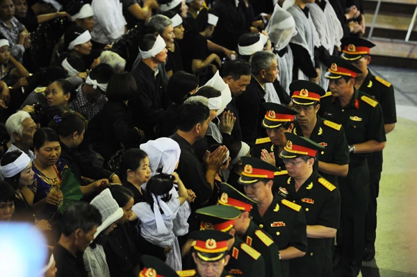 Đồng đội các anh đến đưa tiễn lần cuối