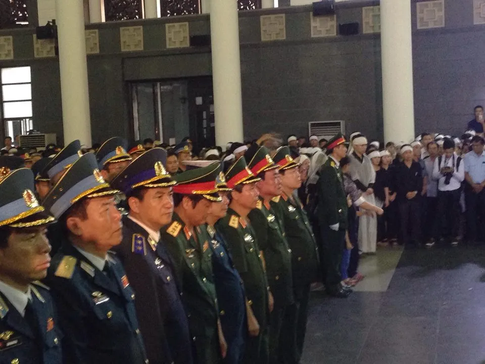 Các tướng lĩnh bộ quốc phòng và người thân gia đình của các phi hành đoàn tại buổi lễ truy điệu