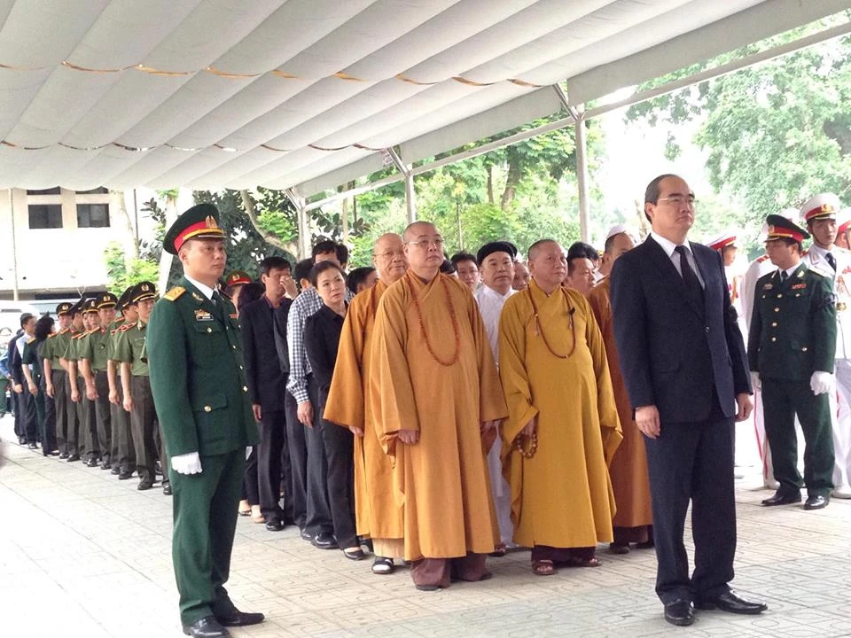 Chủ tịch UBMTTQVN Nguyễn Thiện Nhân cùng các tăng ni phật tử