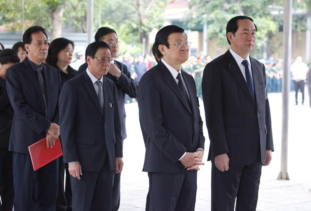 Đoàn Văn phòng Chủ tịch nước do Chủ tịch nước Trần Đại Quang cùng nguyên Chủ tịch nước Trương Tấn Sang dẫn đầu vào viếng.