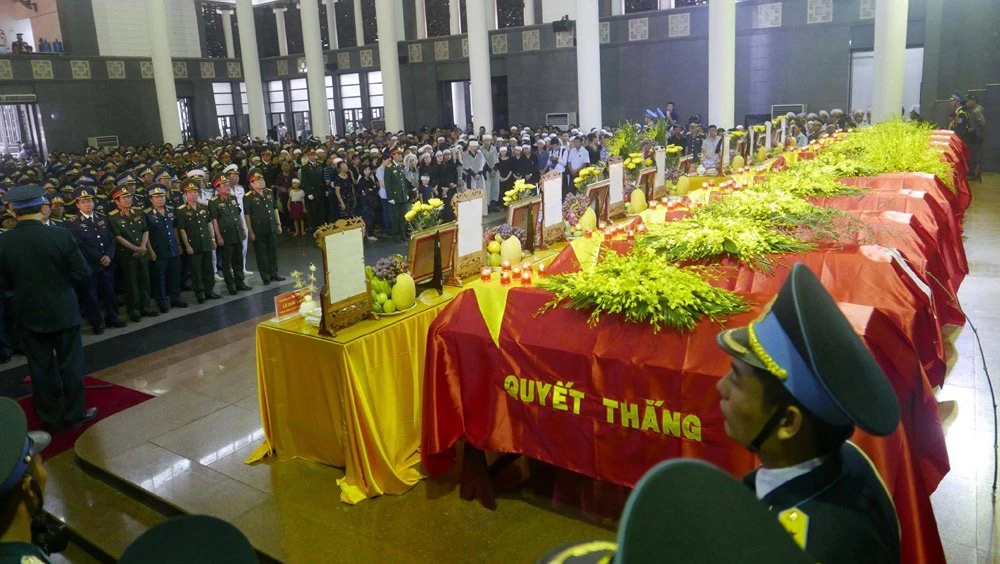 Đang diễn ra lễ truy điệu 9 quân nhân trên Casa 212