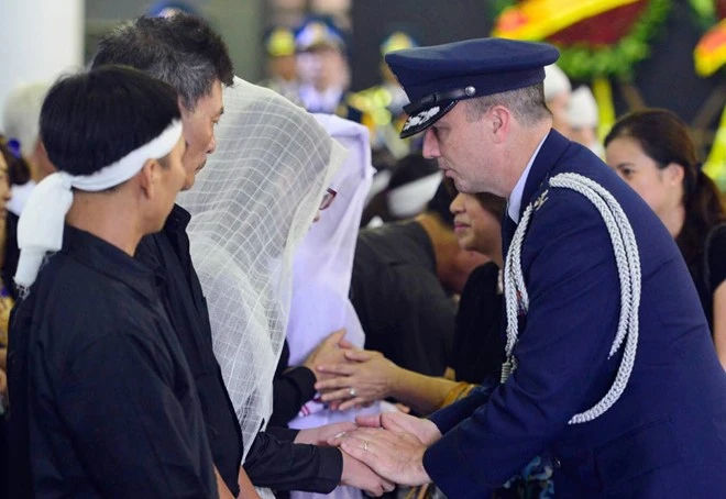 Tùy viên quân sự Mỹ chia buồn cùng gia quyến các chiến sĩ. 