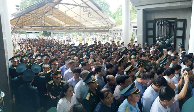 Dòng người đến viếng các anh dài như vô tận. Ảnh: zing