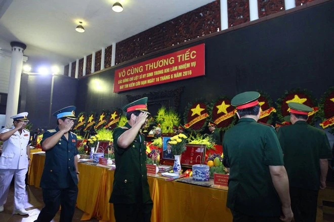 Đồng đội vào tiễn các anh. Ảnh: zing