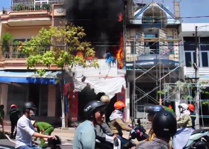 Ngôi nhà bán tranh bị cháy. Ảnh CTV