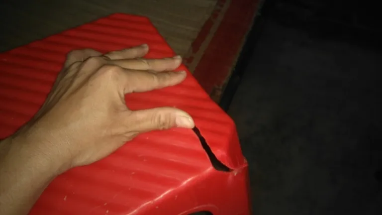 Chiếc ghế bị chém vỡ 