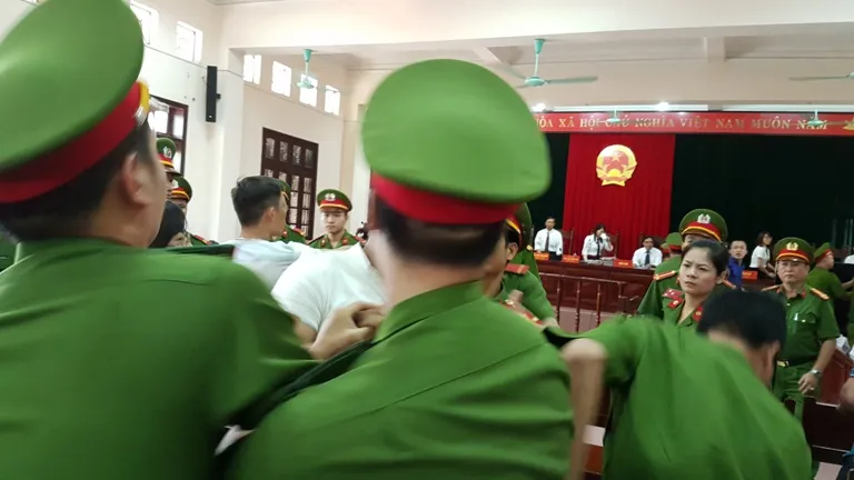 Lực lượng Công an bảo vệ phải vất vả sau khi Tòa tuyên án, người nhà các bị cáo bức xúc phản ứng