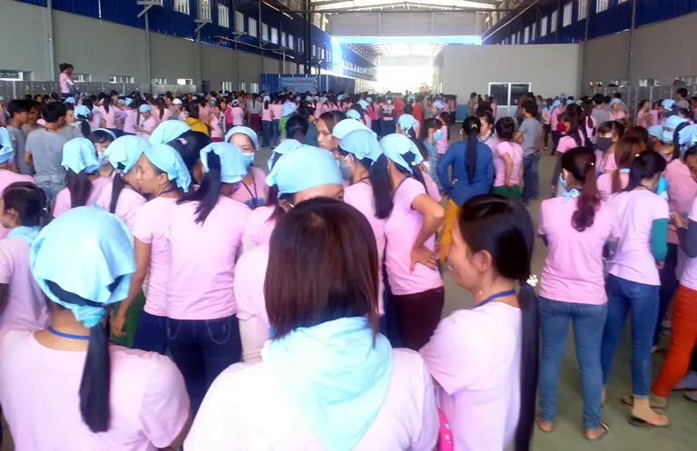 Công nhân nghỉ việc đình công