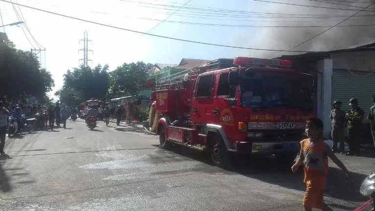 Các cán bộ chiến sỹ vẫn đang nỗ lực khống chế để đám cháy