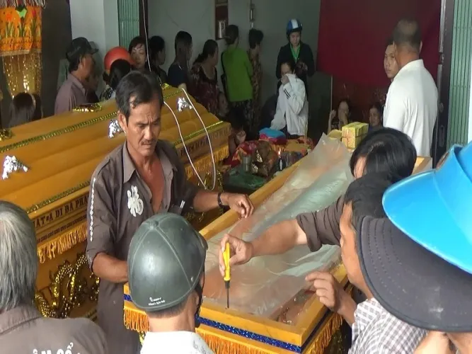 Công việc tẩng liệm được tiến hành lúc 10 giờ sáng nay 31/7