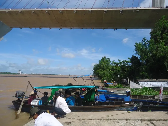 Người nhà thanh niên tiếp nhận thi thể nạn nhân