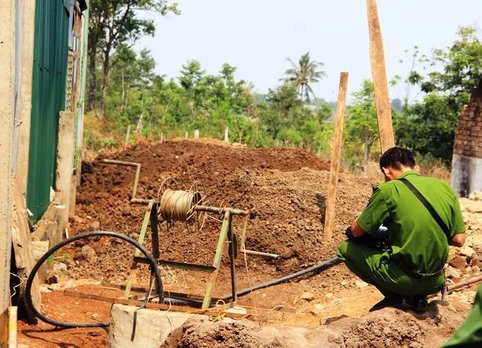 Công an khám nghiệm hiện trường 