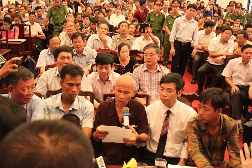 Ông Trần Văn Thêm đang ngồi tại chỗ phát biểu