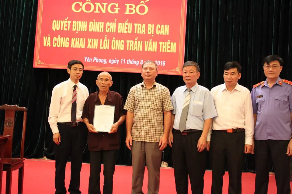 Trao quyết định đình chỉ điều tra cho ông Thêm