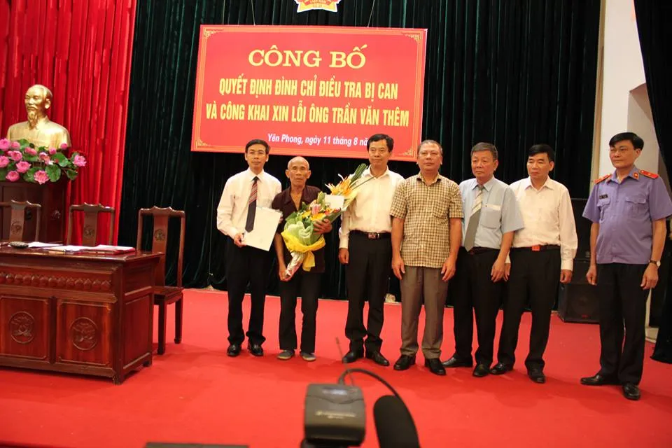 Trung tướng Trần Trọng Lượng, Phó Tổng cục trưởng Tổng Cục cảnh sát, Bộ Công an tặng hoa và quà cho ông Trần Văn Thêm