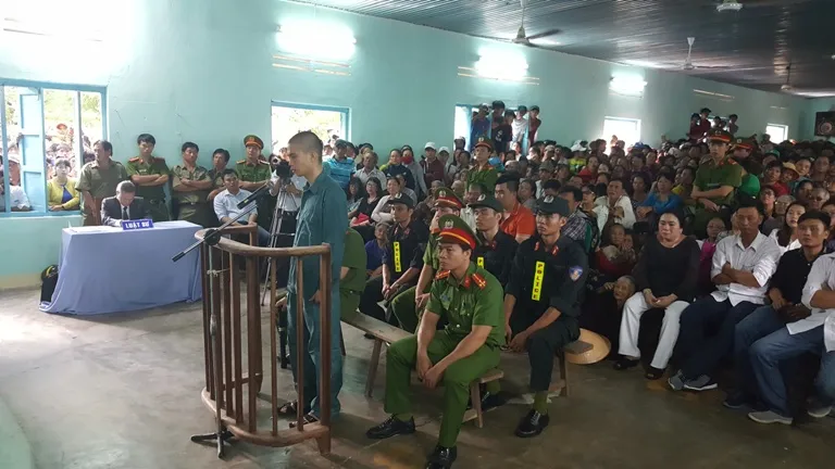 Quang cảnh phiên tòa