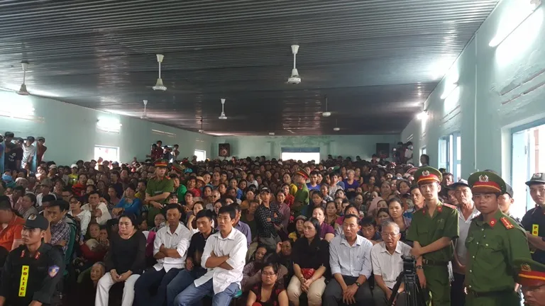 Rất đông bà con đến theo dõi phiên tòa xét xử vụ án gây chấn động dư luận