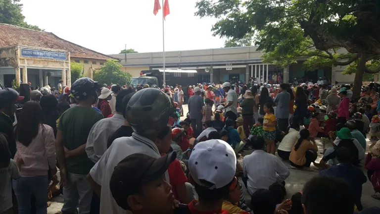 Hội trường không đủ chỗ ngồi, mọi người đừng tràn cả ngoài sân để theo dõi