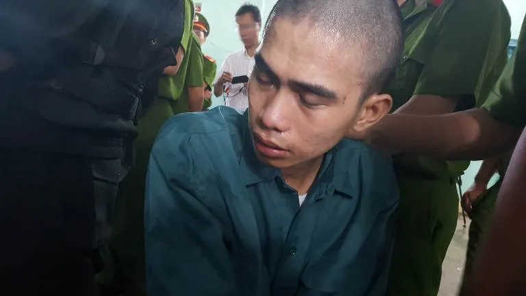 Những giọt nước mắt ân hận muộn màng của bị cáo