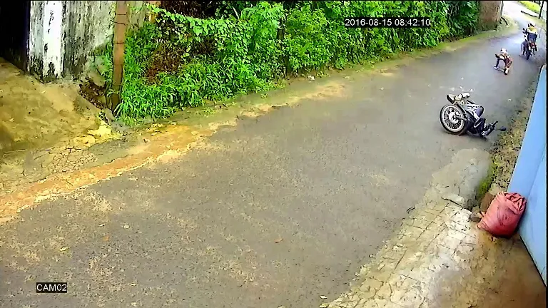 chủ nhà đuổi theo nhưng bị té