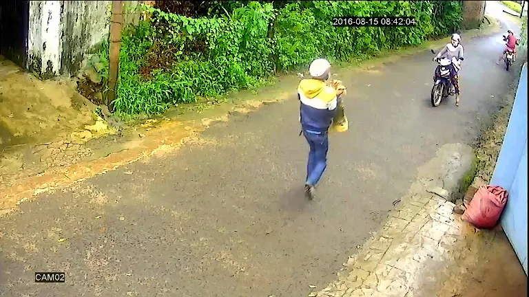 ra ngoài thì gặp ngay chủ nhà đi về...