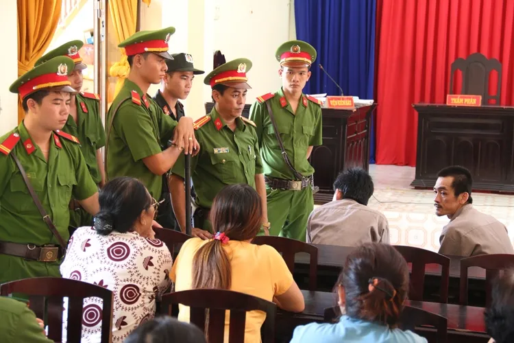 Y án tử hình kẻ dùng súng bắn chết 2 người ở Phú Quốc ảnh 1 Đỗ Thanh Sơn được lực lượng Công an bảo vệ nghiêm ngặt